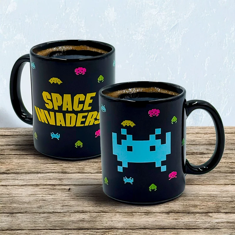 Space Invaders Logo Tasse mit Metallic Finish